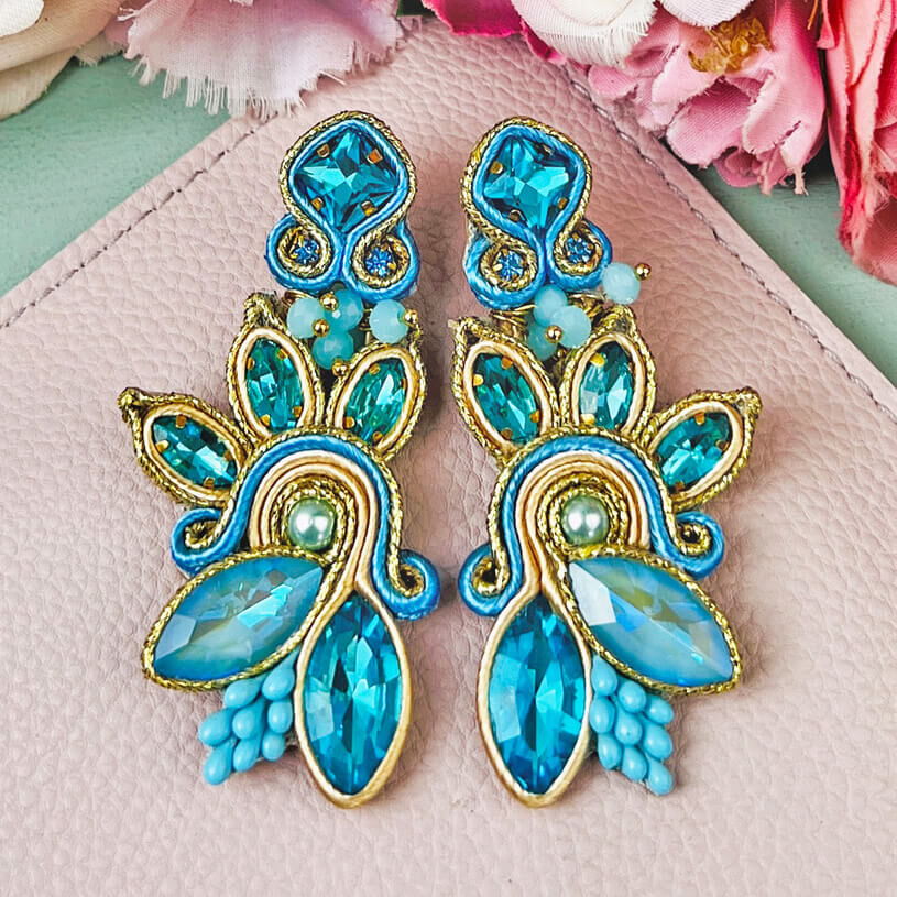 Extravagante Soutache-Ohrringe in Blau und Gold