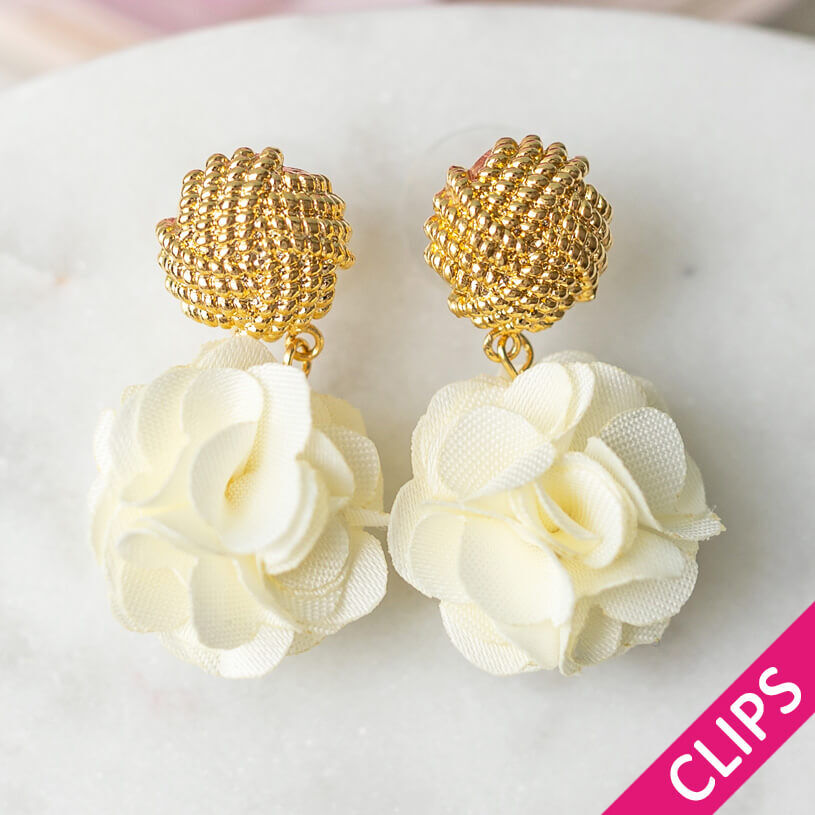 Vergoldete Knoten-Ohrclips mit cremefarbenem Blüten-Pompom