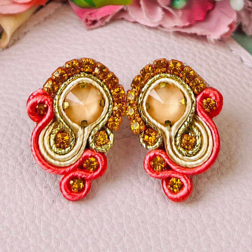 Kleine Soutache-Ohrringe in Gold und koralligem Pink