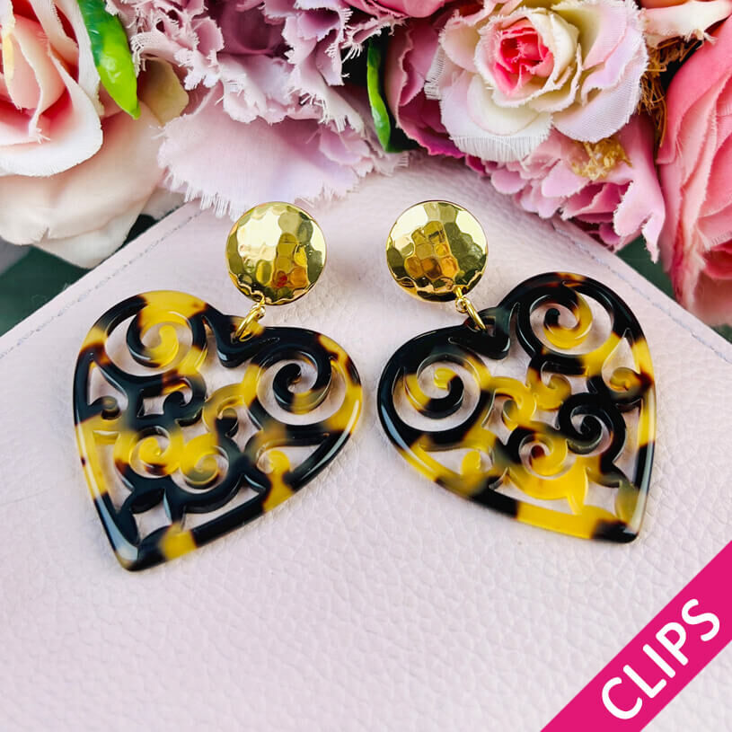 Vergoldete runde Ohrclips mit Herz-Ornamenten in Schildpattfarben