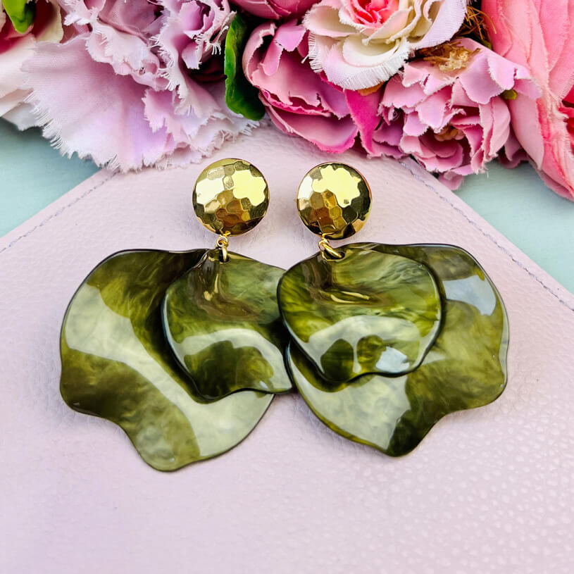 Vergoldete Ohrringe mit senfgelben Blütenblättern