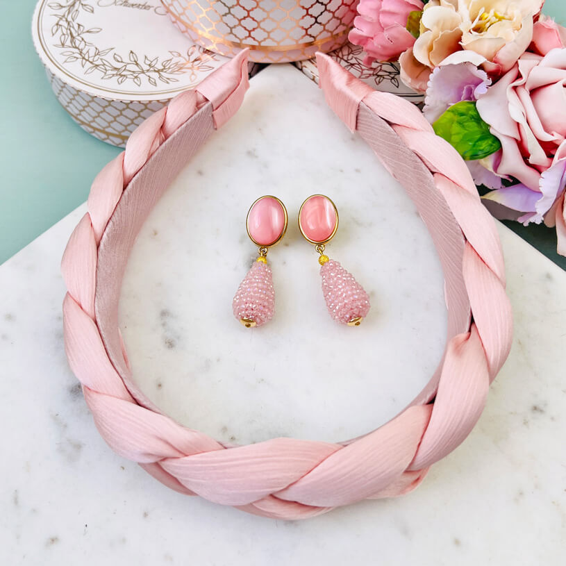 Set aus rosafarbenen Tropfen-Ohrringen von AmuseToi und Satin-Haarreif in Rosa
