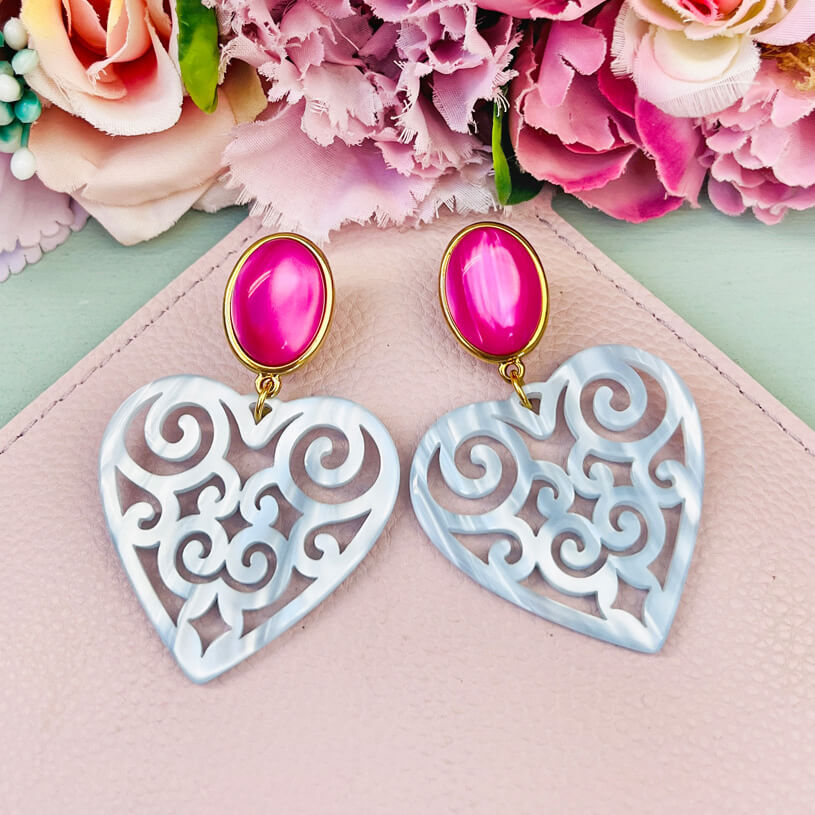 Schöne Herz-Ohrringe mit pinken Ohrsteckern und Herz-Ornamenten in Hellblau