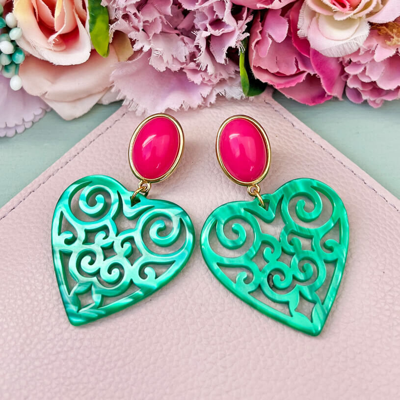 Schöne Herz-Ohrringe mit pinken Ohrsteckern und dunkelgrünen Herz-Ornamenten von AmuseToi