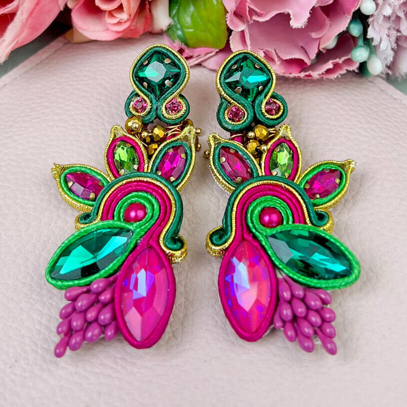 Extravagante Soutache-Ohrringe in Pink und Grün